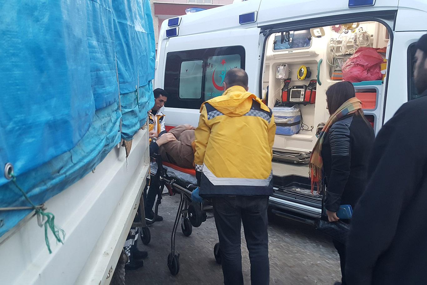Buzlu yolda kayan kadın hastanelik oldu Buzlu yolda kayan kadın hastanelik oldu